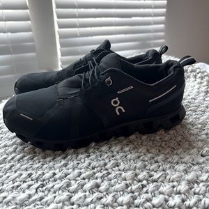 Cloud 5 waterproof womens size 11 (mens 9.5)